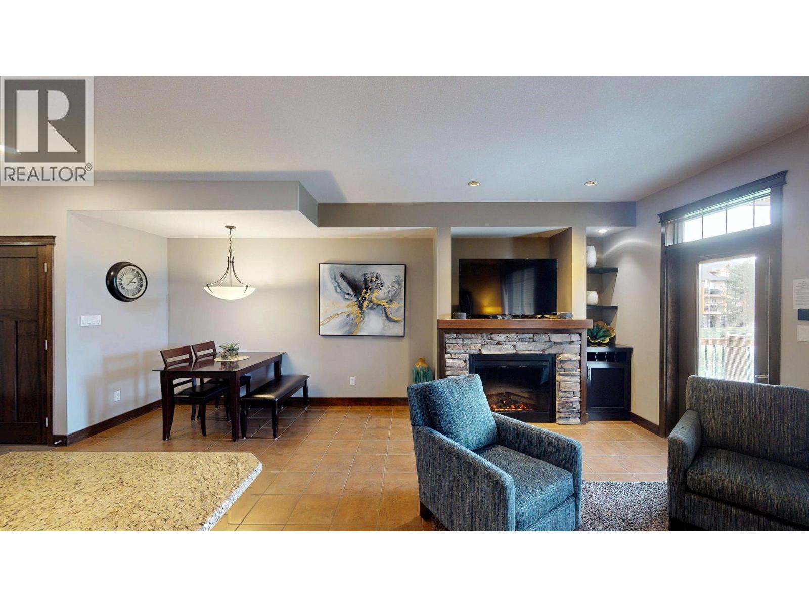 800 Bighorn Boulevard Unit# 825 E, Radium Hot Springs, BC - Indoor Photo Showing Living Room With Fireplace