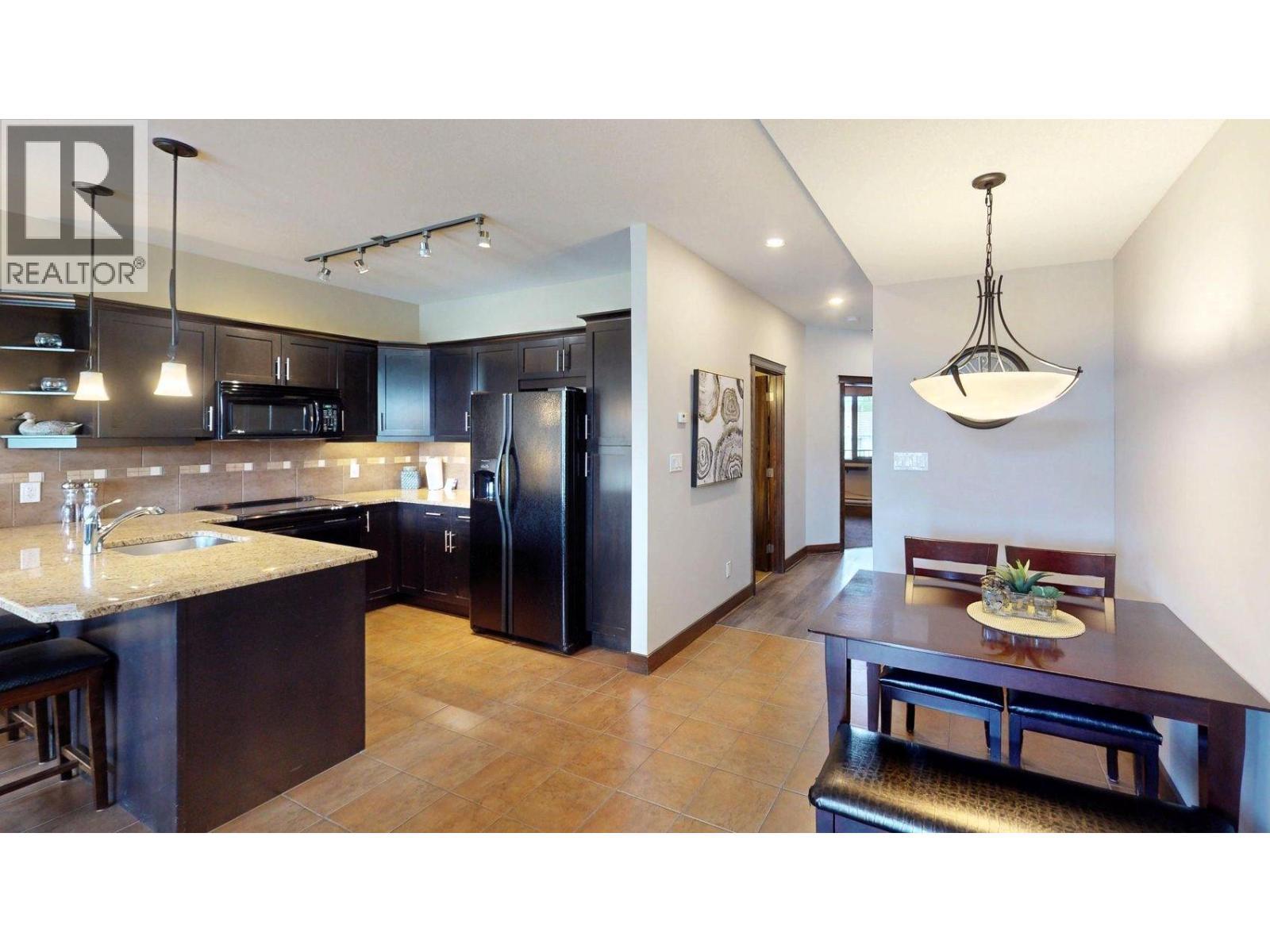 800 Bighorn Boulevard Unit# 825 E, Radium Hot Springs, BC - Indoor Photo Showing Kitchen With Upgraded Kitchen