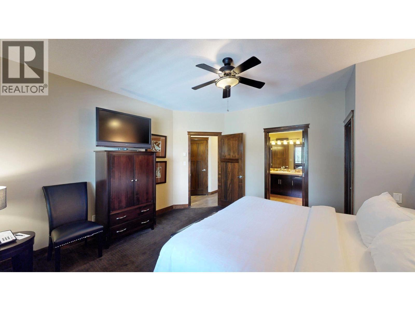 800 Bighorn Boulevard Unit# 825 E, Radium Hot Springs, BC - Indoor Photo Showing Bedroom