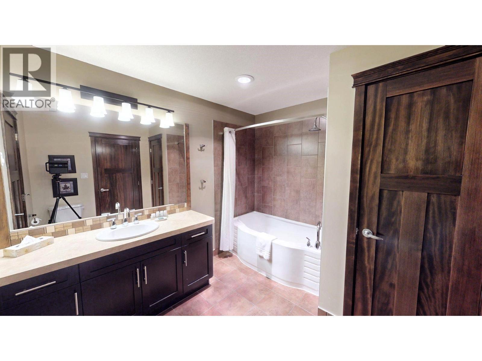 800 Bighorn Boulevard Unit# 825 E, Radium Hot Springs, BC - Indoor Photo Showing Bathroom