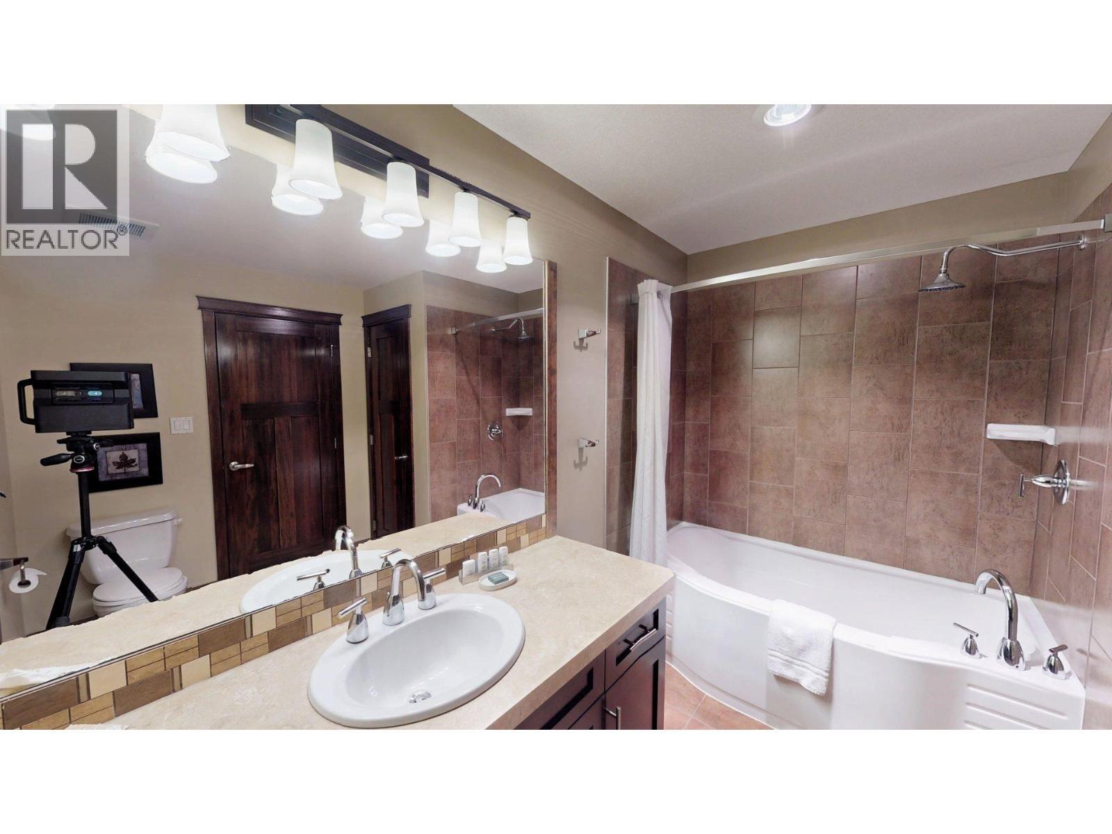 800 Bighorn Boulevard Unit# 825 E, Radium Hot Springs, BC - Indoor Photo Showing Bathroom