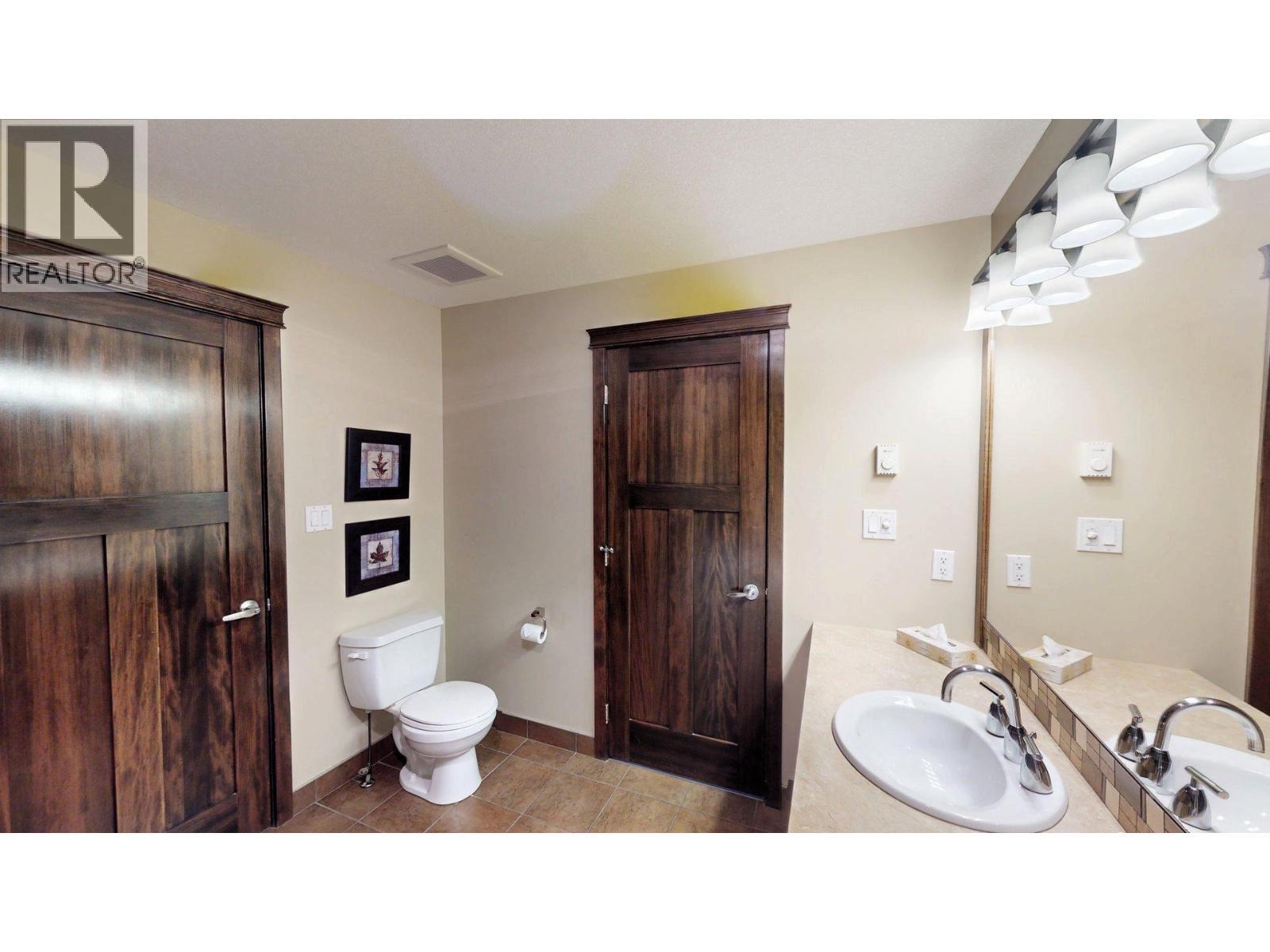 800 Bighorn Boulevard Unit# 825 E, Radium Hot Springs, BC - Indoor Photo Showing Bathroom