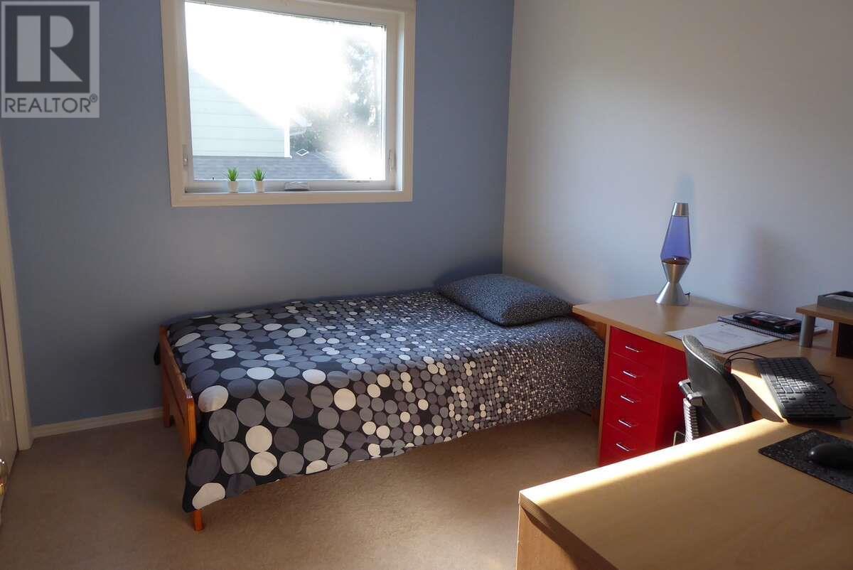 1510 Cedar Street, Golden, BC - Indoor Photo Showing Bedroom