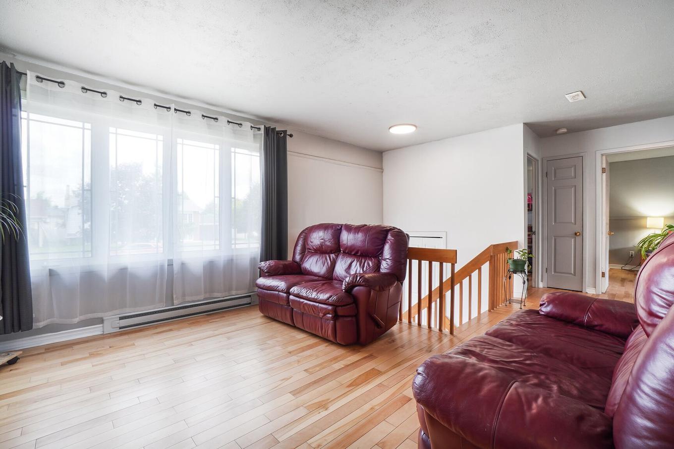 Salon - 298 Rue De Milan, Saint-Eustache, QC - Indoor