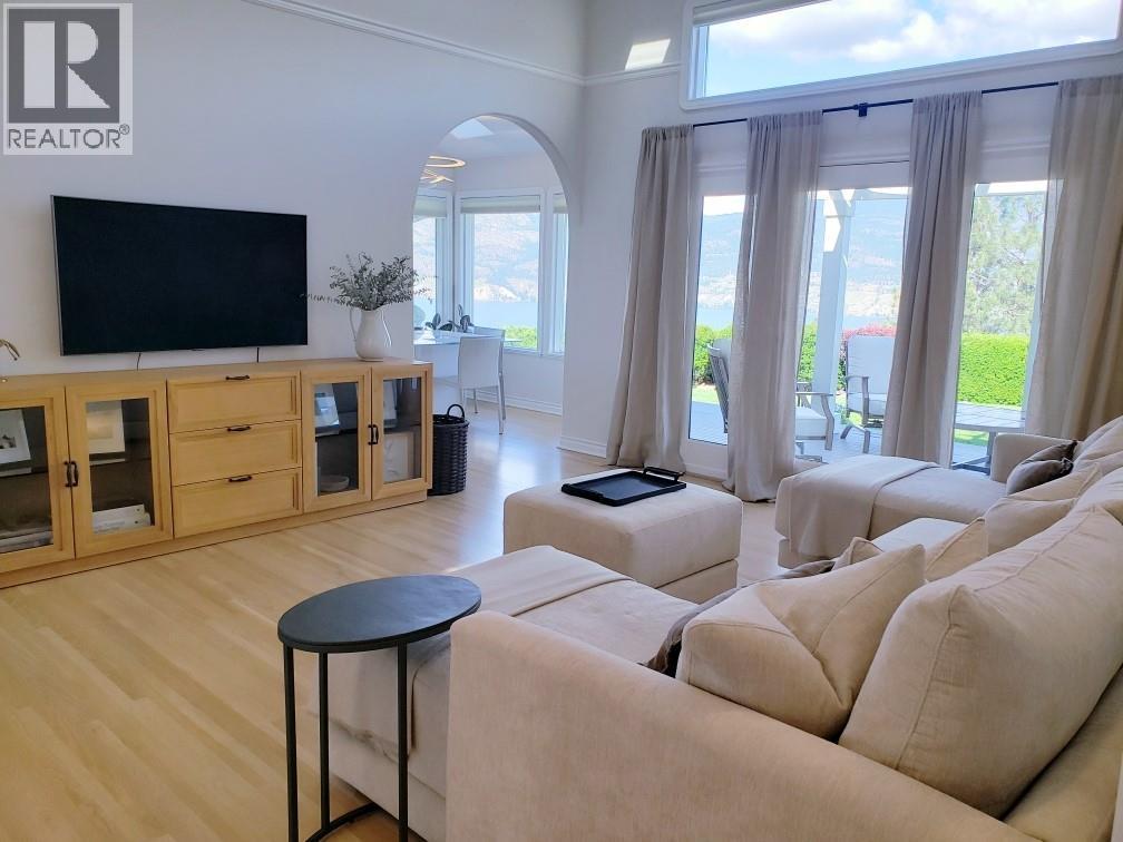 118 Sumac Ridge Drive, Summerland, BC - Indoor Photo Showing Living Room