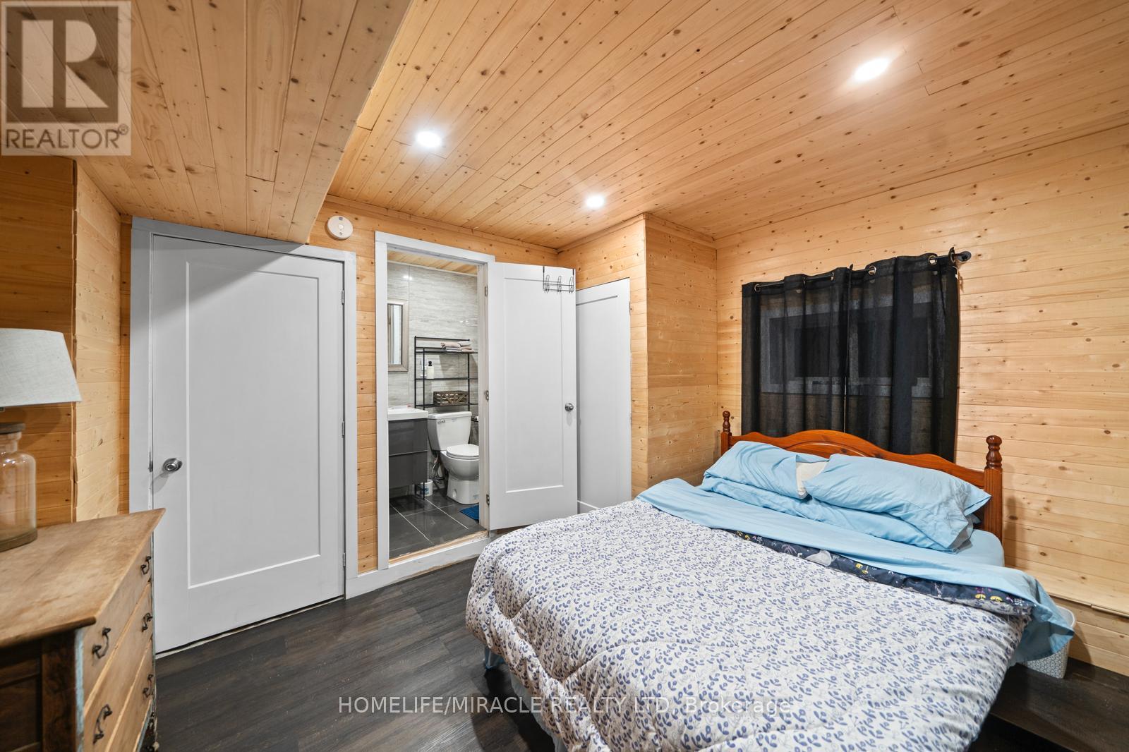 11278 Loyalist Parkway, Prince Edward County, ON - Indoor Photo Showing Bedroom