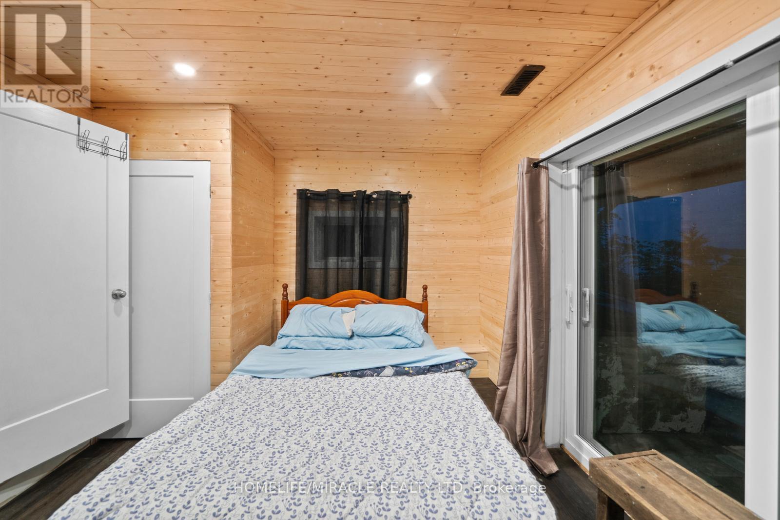 11278 Loyalist Parkway, Prince Edward County, ON - Indoor Photo Showing Bedroom