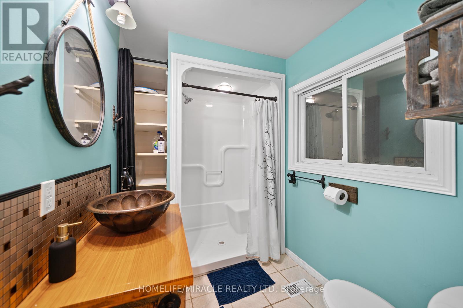 11278 Loyalist Parkway, Prince Edward County, ON - Indoor Photo Showing Bathroom