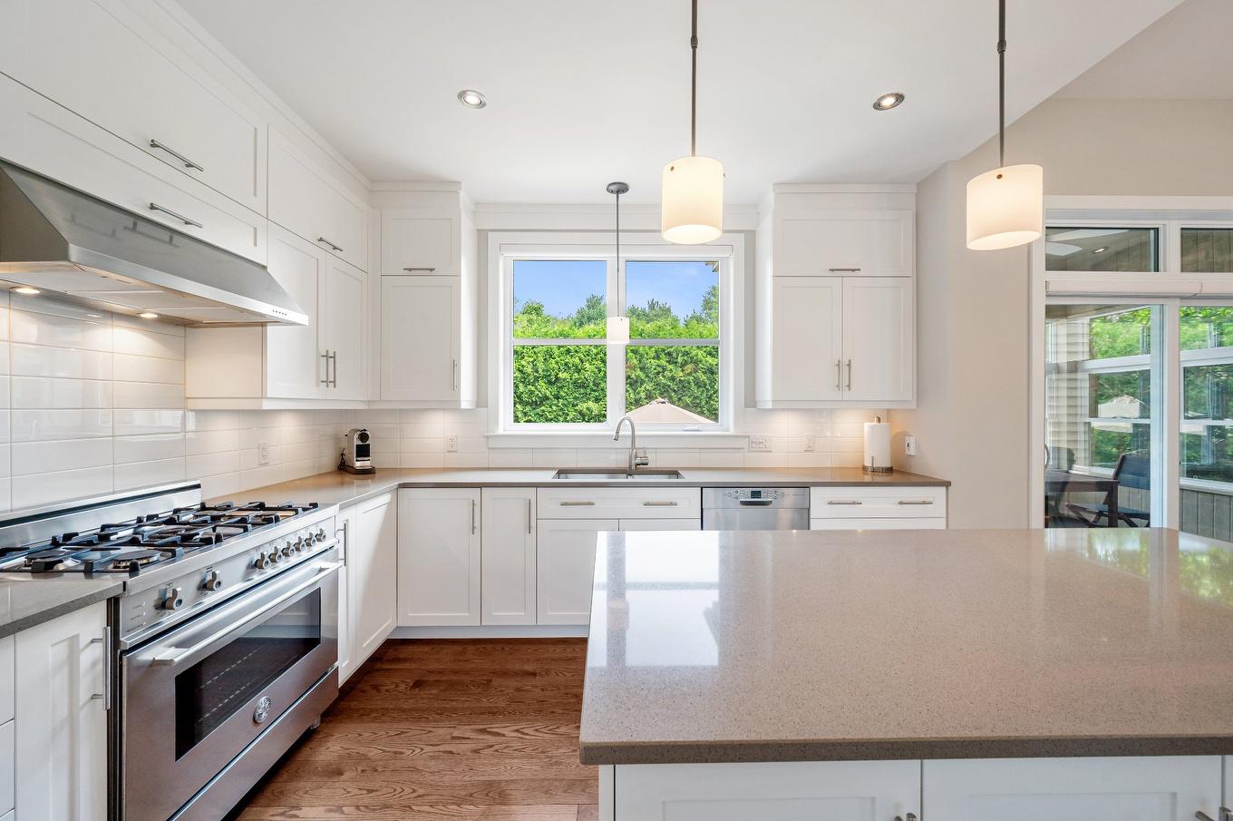 Kitchen - 723 Rue Des Passerins, Mont-Saint-Hilaire, QC - Indoor Photo Showing Kitchen With Upgraded Kitchen