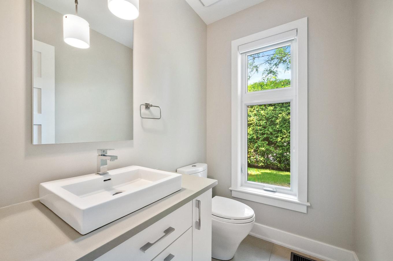 Powder room - 723 Rue Des Passerins, Mont-Saint-Hilaire, QC - Indoor Photo Showing Bathroom