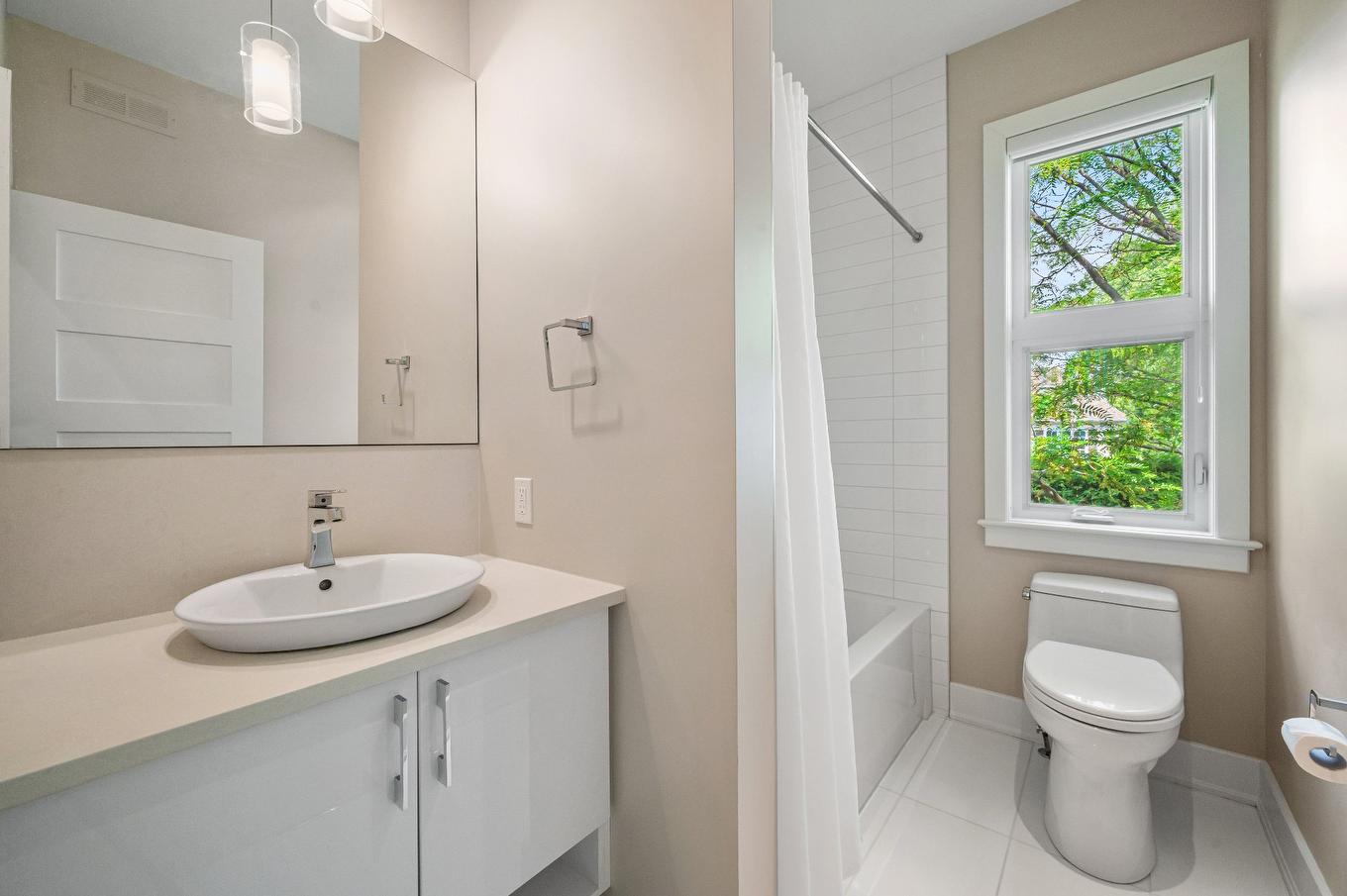 Bathroom - 723 Rue Des Passerins, Mont-Saint-Hilaire, QC - Indoor Photo Showing Bathroom