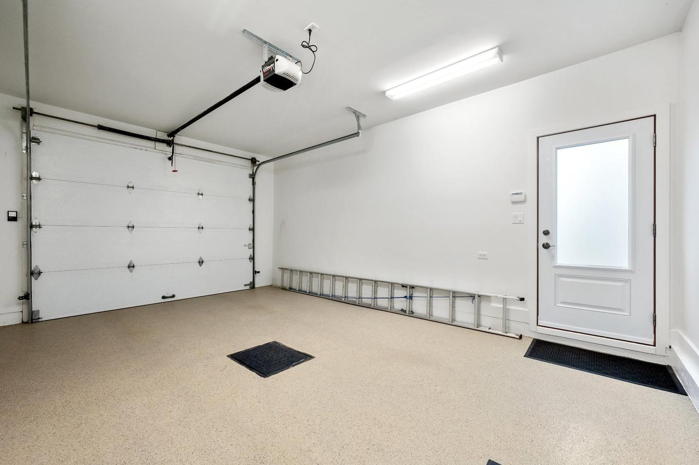 Garage - 723 Rue Des Passerins, Mont-Saint-Hilaire, QC - Indoor Photo Showing Garage