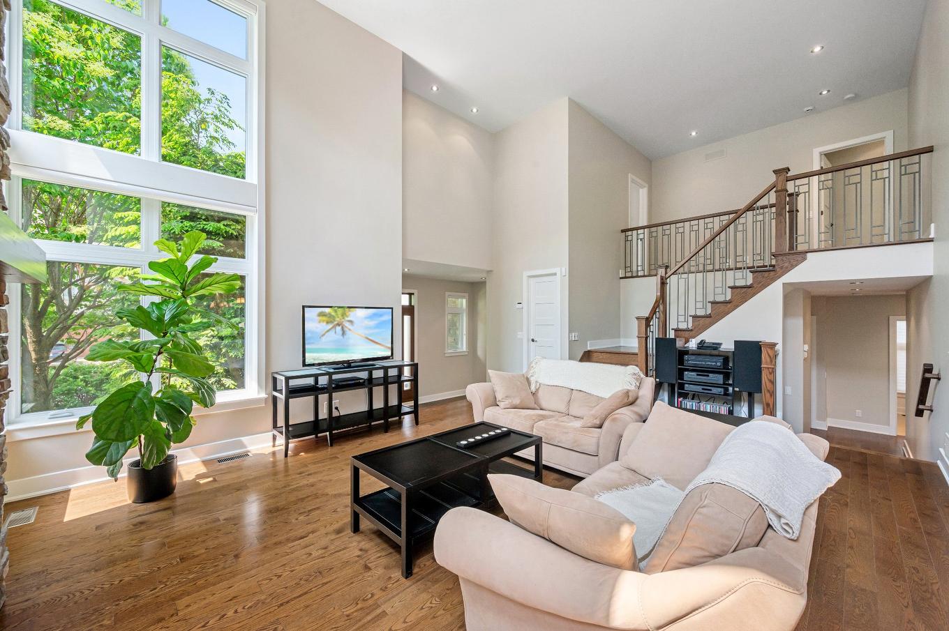 Living room - 723 Rue Des Passerins, Mont-Saint-Hilaire, QC - Indoor Photo Showing Other Room
