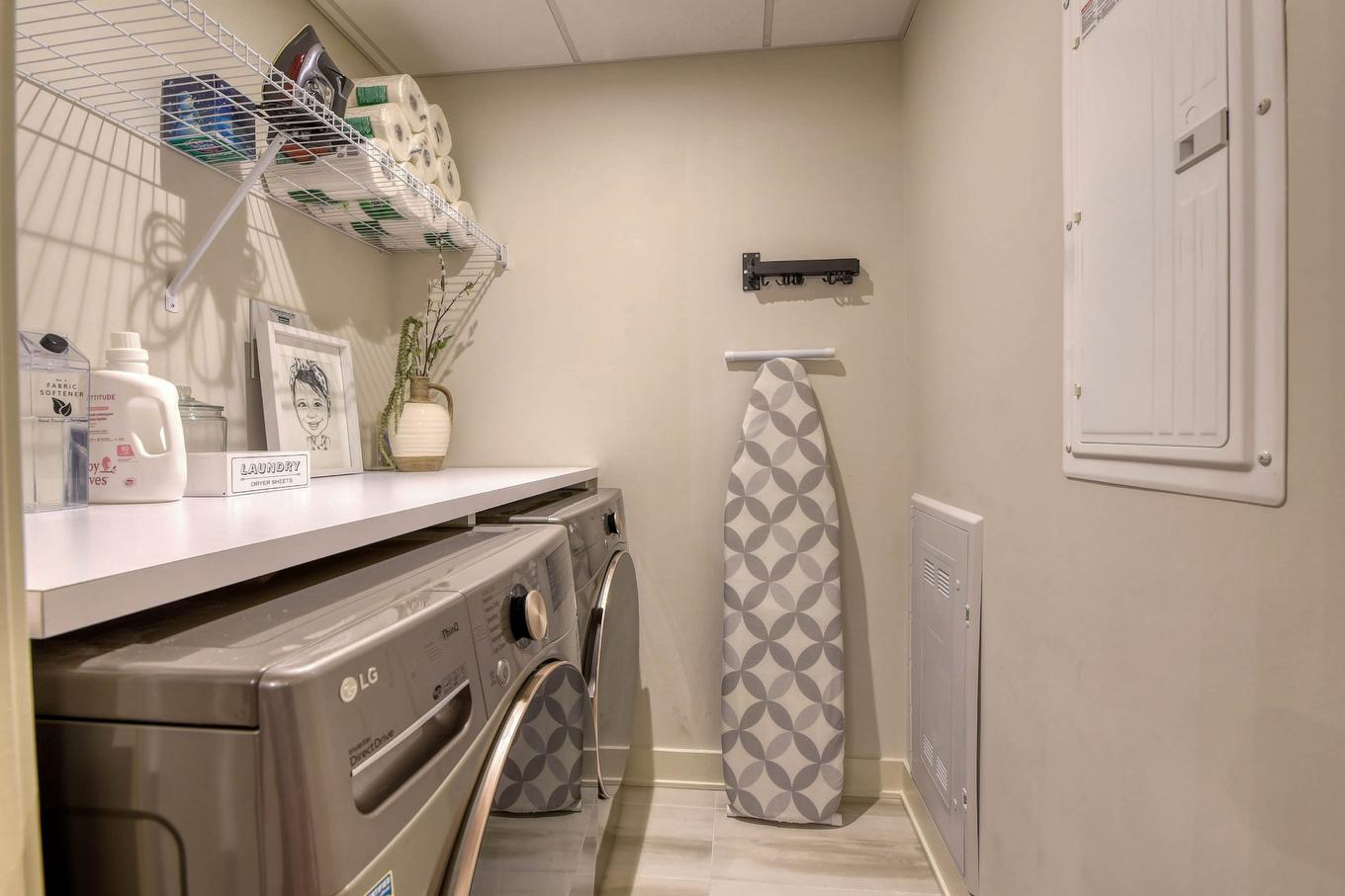 Salle de lavage - 205-3500 Boul. St-Elzear O., Laval (Chomedey), QC - Indoor Photo Showing Laundry Room