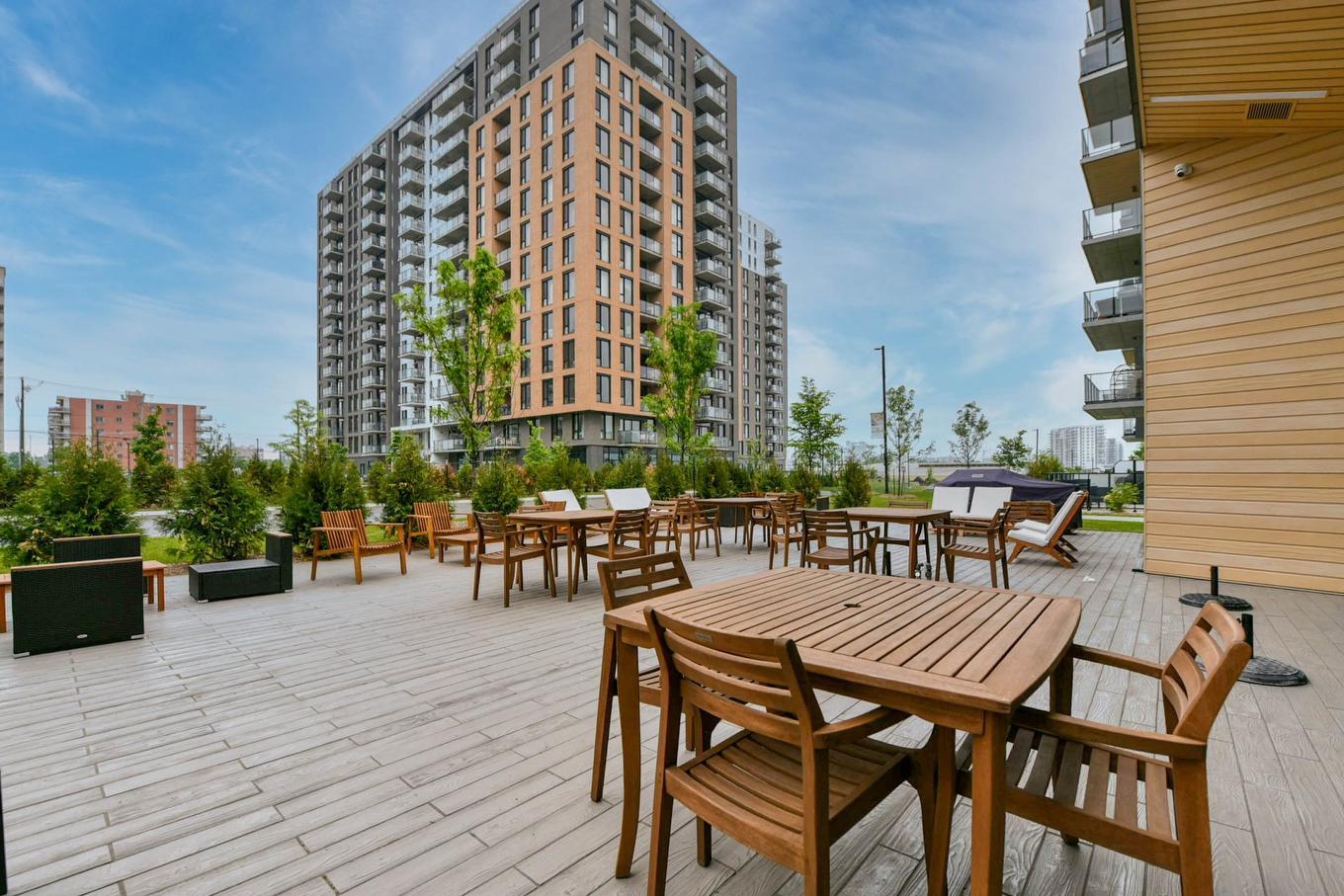 Extérieur - 205-3500 Boul. St-Elzear O., Laval (Chomedey), QC - Outdoor