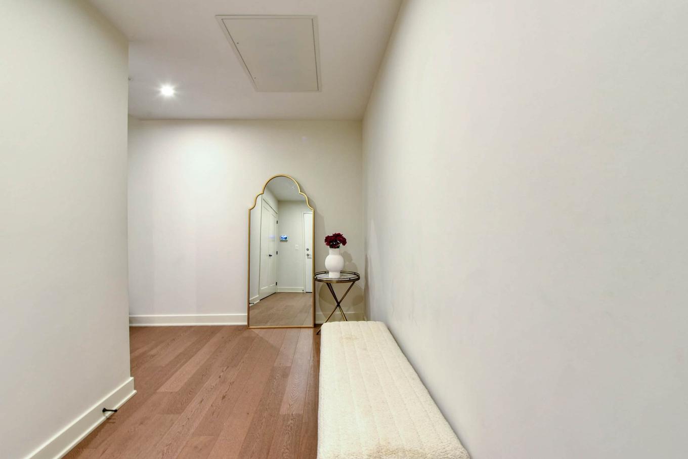 Hall d'entrée/Vestibule - 205-3500 Boul. St-Elzear O., Laval (Chomedey), QC - Indoor Photo Showing Other Room