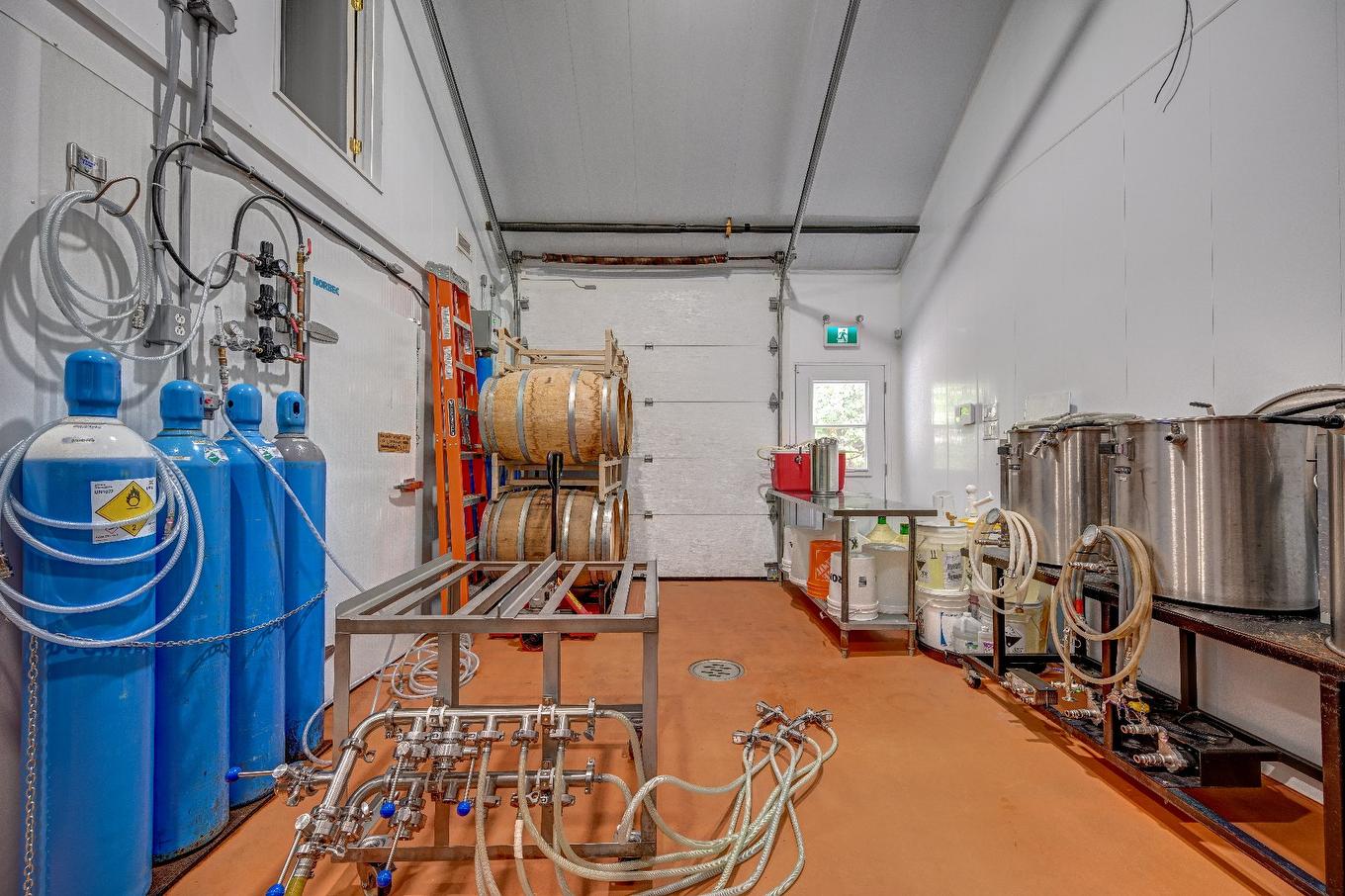 Commerce - 1201 10E Avenue, Val-Morin, QC - Indoor Photo Showing Garage