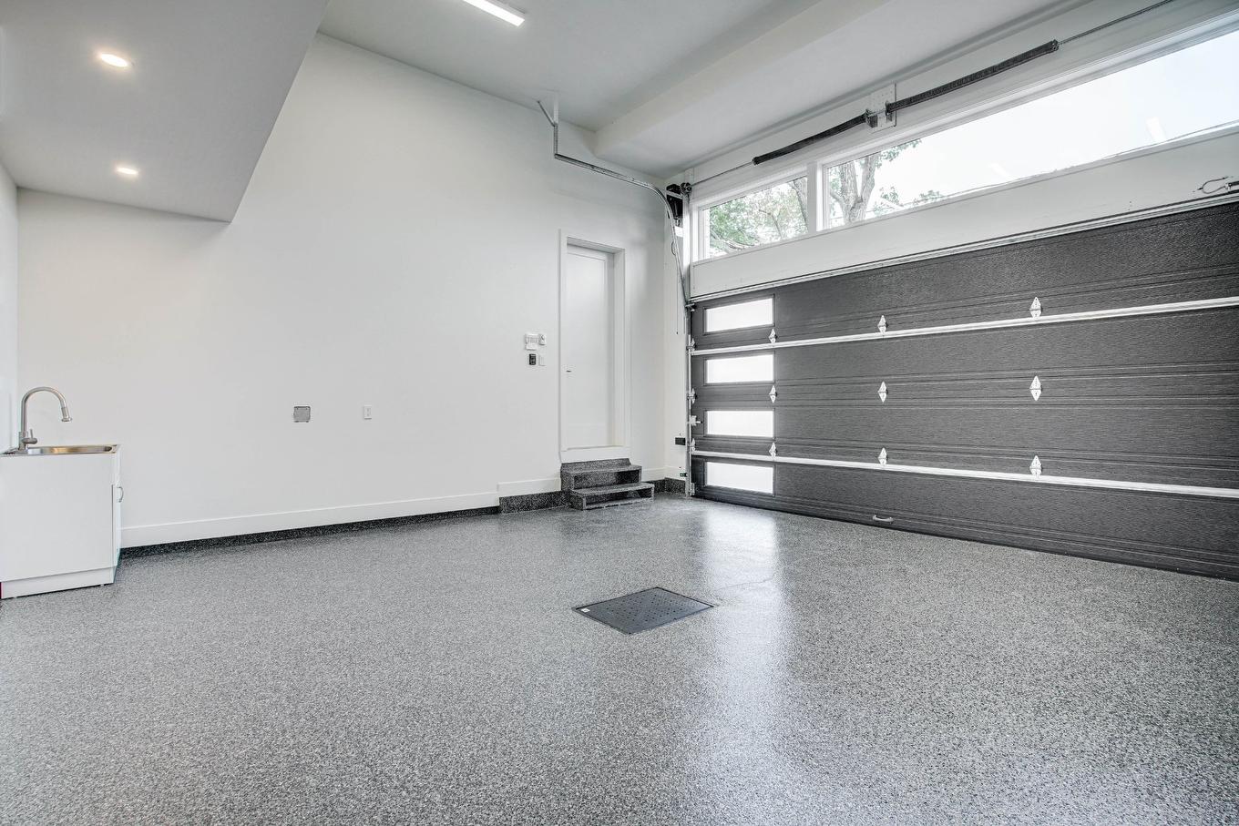 Garage - 850 Ch. Des Prairies, Brossard, QC - Indoor Photo Showing Garage