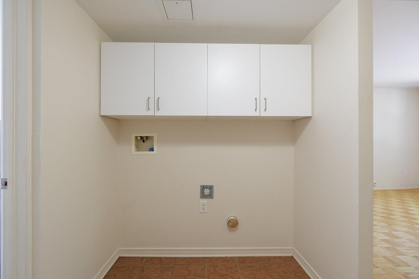 Salle de lavage - 3-6520 Av. De Monkland, Montréal (Côte-Des-Neiges/Notre-Dame-De-Grâce), QC - Indoor Photo Showing Other Room