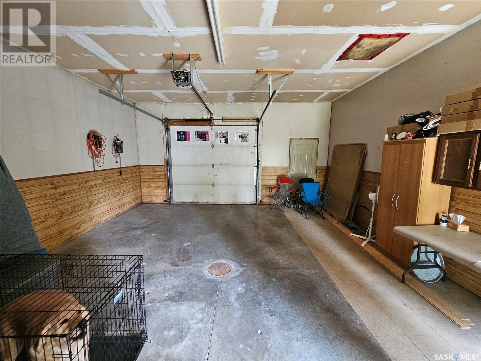 206 West 1St Street, Alida, SK - Indoor Photo Showing Garage