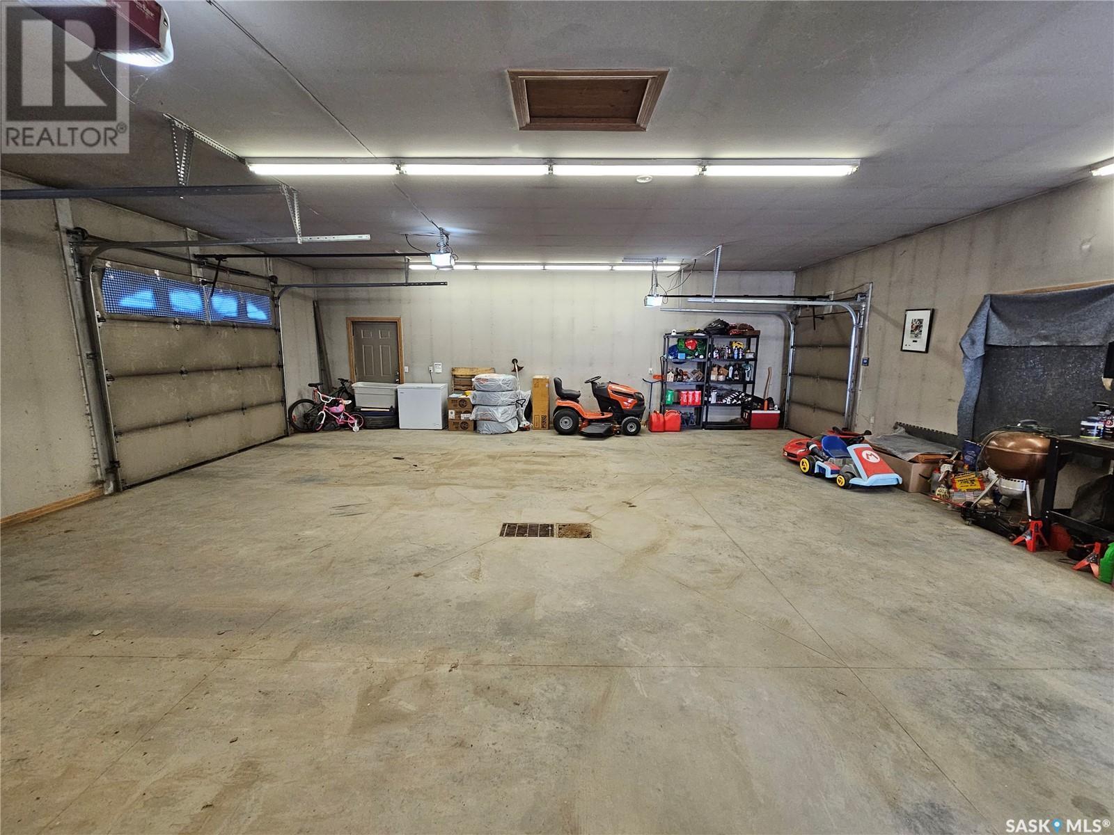 206 West 1St Street, Alida, SK - Indoor Photo Showing Garage