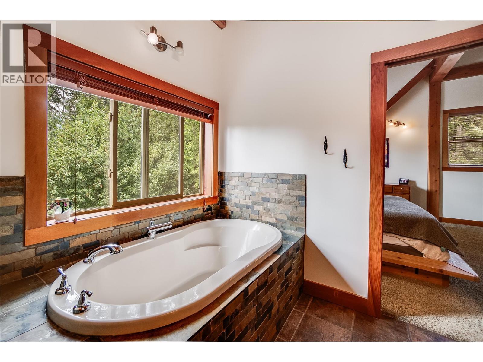 3802 Aaron Road, Nelson, BC - Indoor Photo Showing Bathroom
