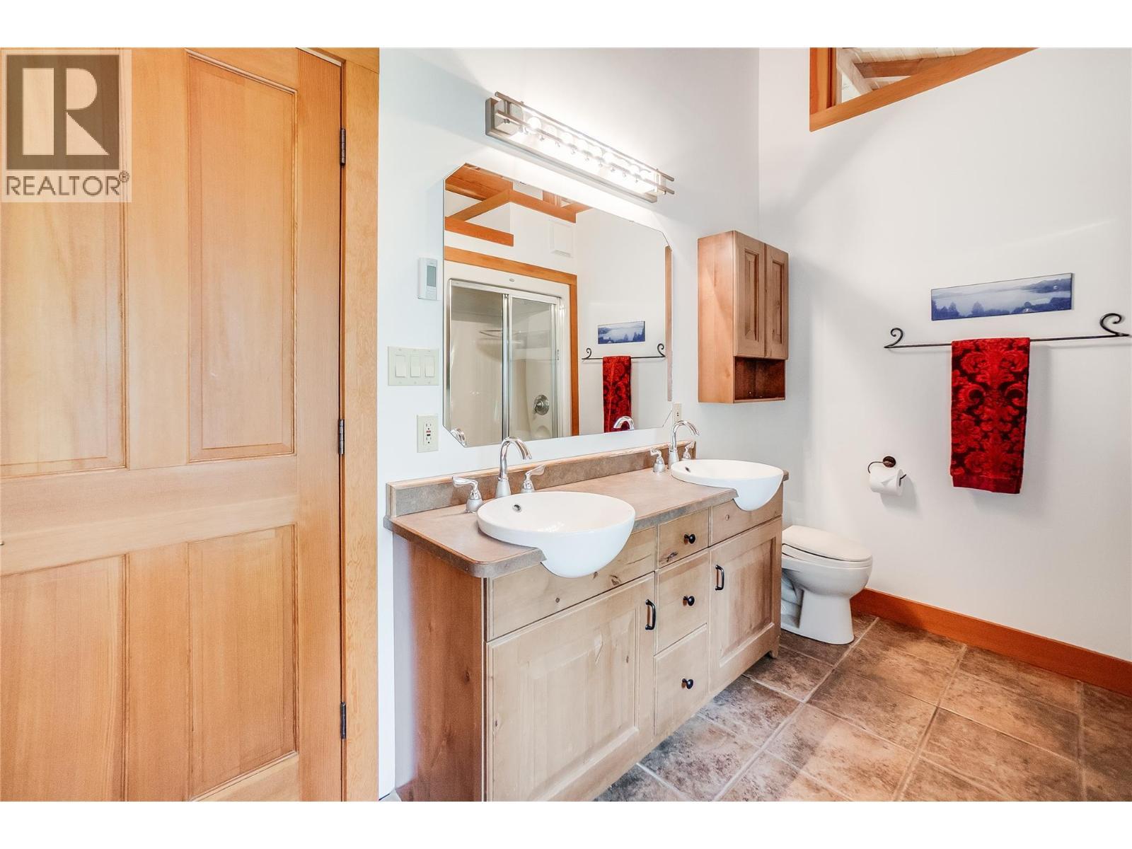 3802 Aaron Road, Nelson, BC - Indoor Photo Showing Bathroom