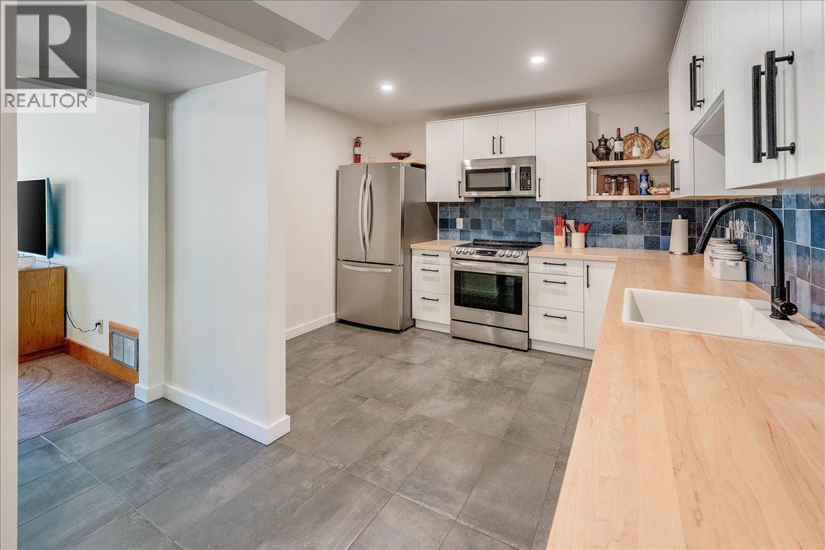 3802 Aaron Road, Nelson, BC - Indoor Photo Showing Kitchen