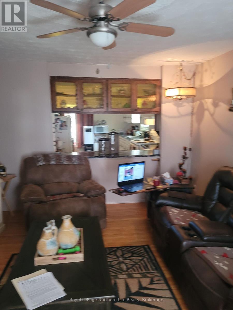 550 Division Street, Mattawa, ON - Indoor Photo Showing Living Room