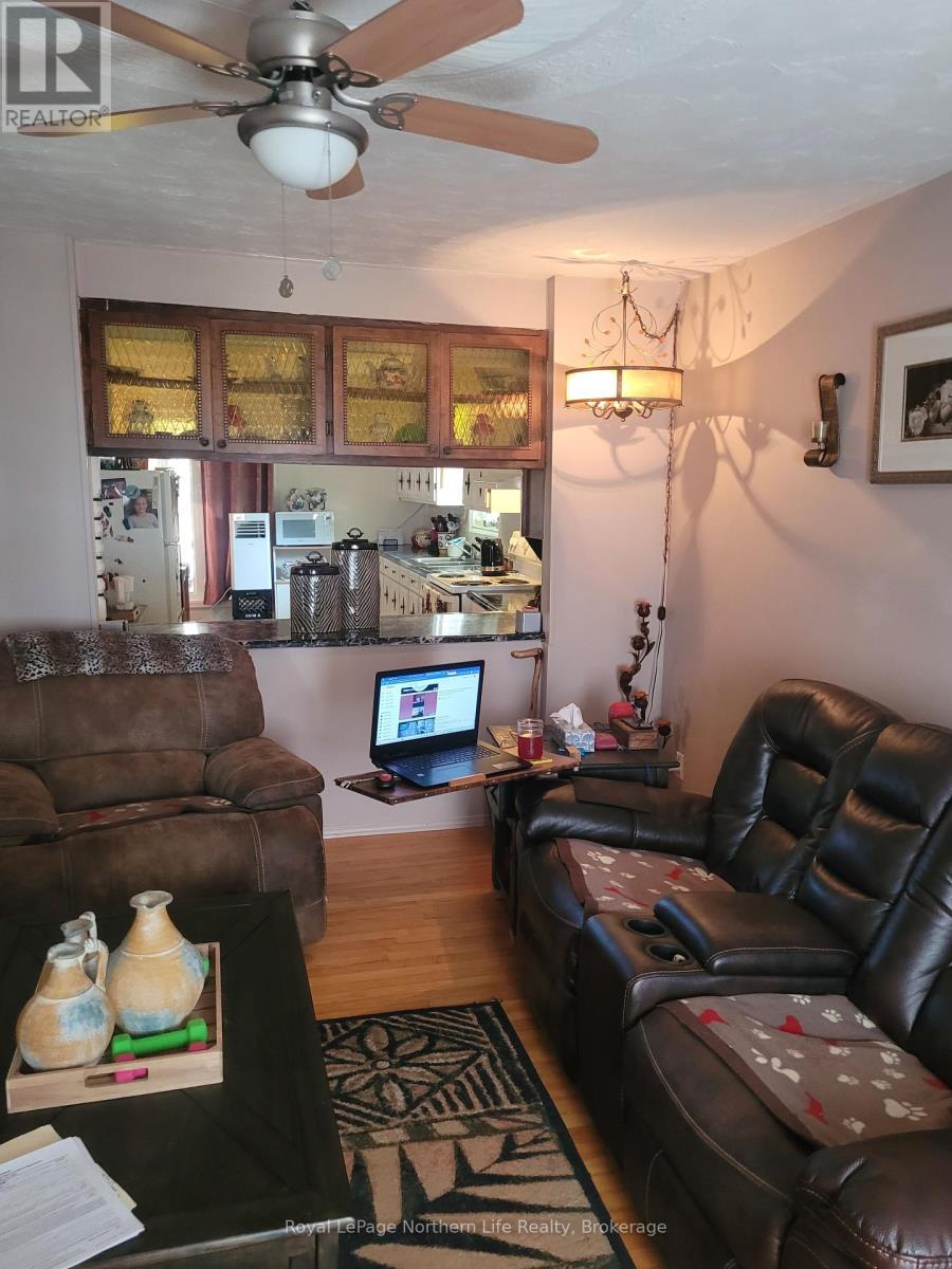 550 Division Street, Mattawa, ON - Indoor Photo Showing Living Room