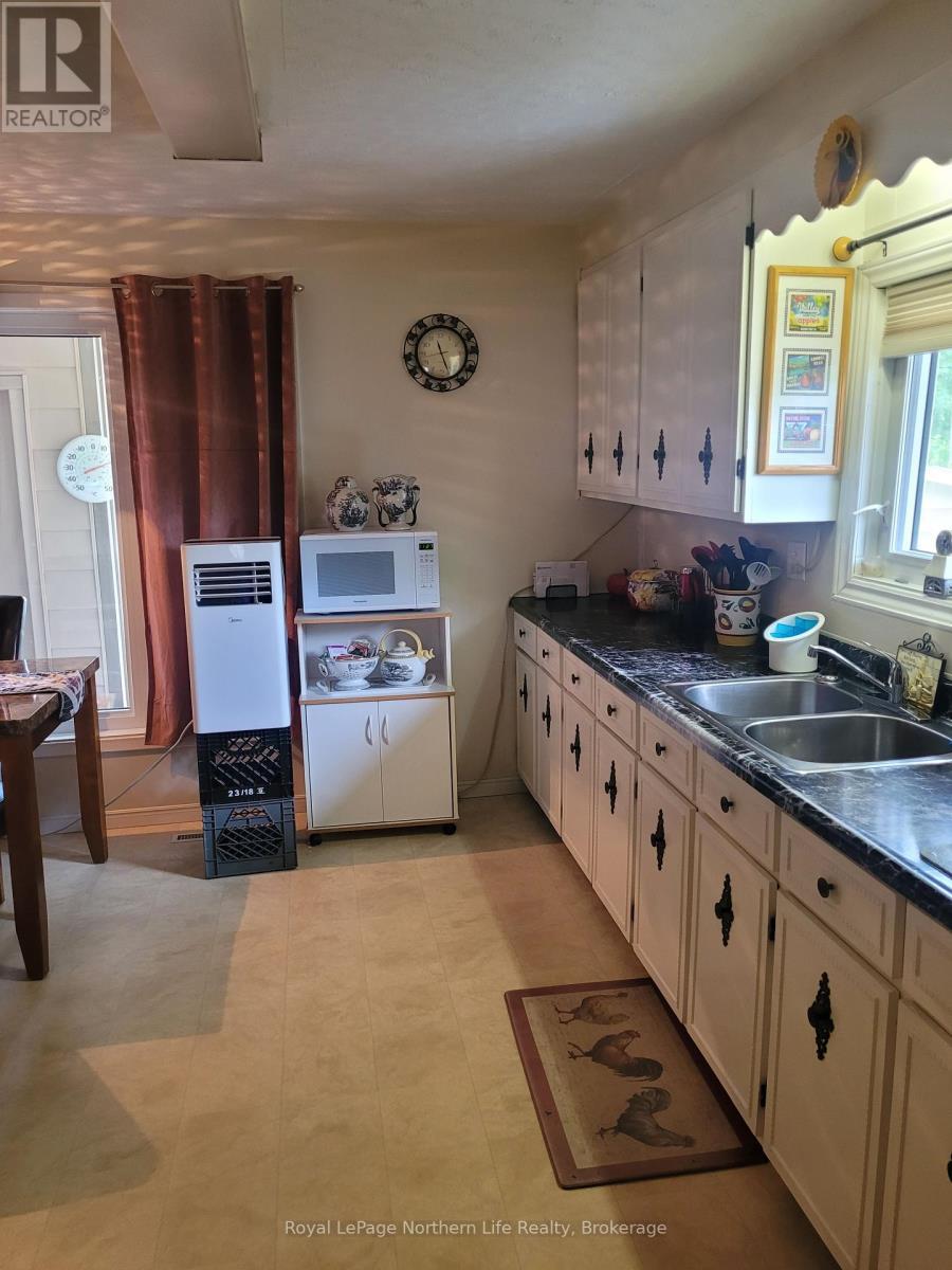 550 Division Street, Mattawa, ON - Indoor Photo Showing Kitchen With Double Sink