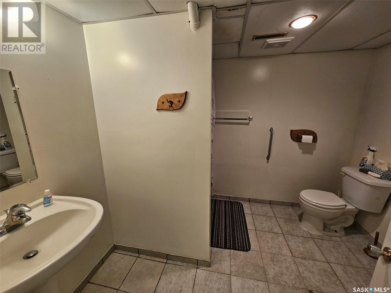 404 Manor Street, Arcola, SK - Indoor Photo Showing Bathroom