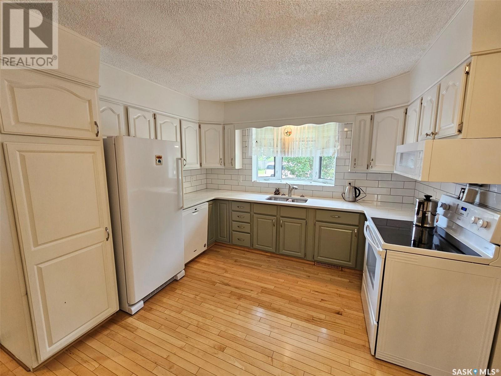 404 Manor Street, Arcola, SK - Indoor Photo Showing Kitchen With Double Sink