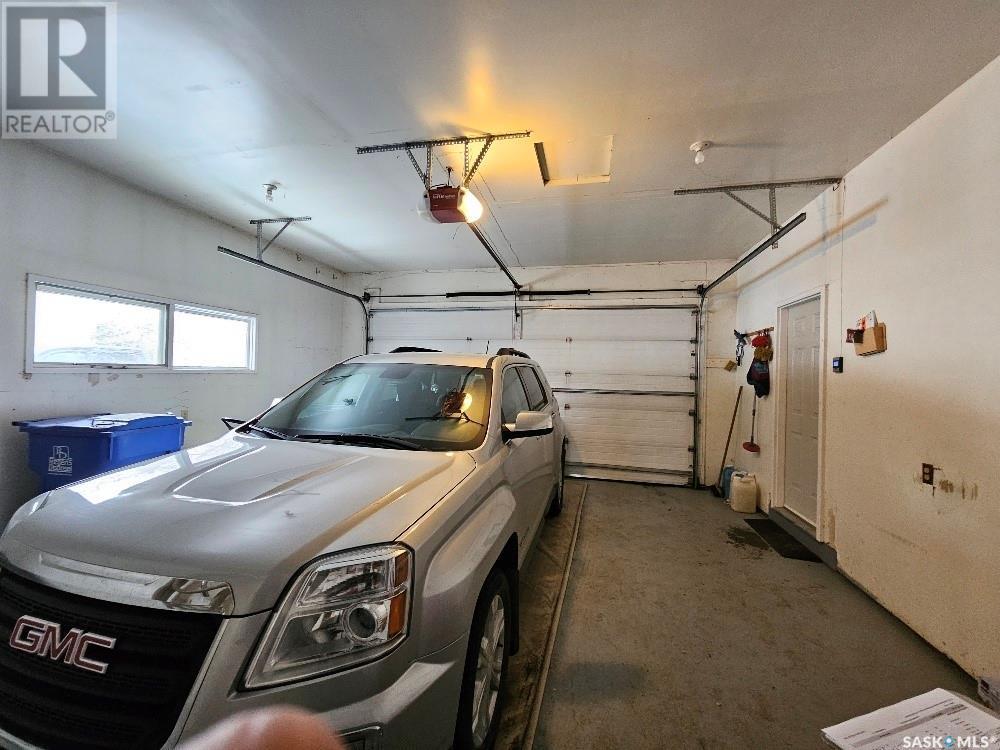 404 Manor Street, Arcola, SK - Indoor Photo Showing Garage
