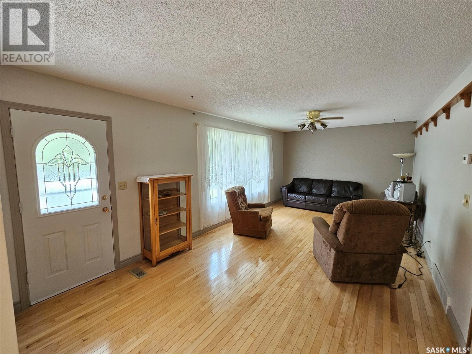 404 Manor Street, Arcola, SK - Indoor Photo Showing Living Room