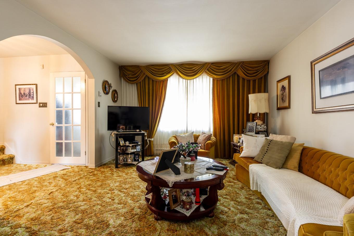 Salon - 6316 Rue Larrieu, Montréal (Saint-Léonard), QC - Indoor Photo Showing Living Room