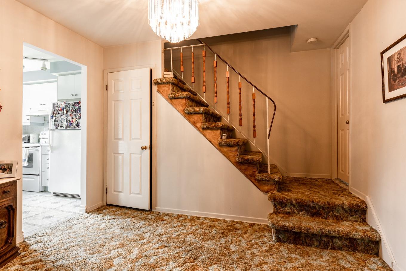 Escalier - 6316 Rue Larrieu, Montréal (Saint-Léonard), QC - Indoor Photo Showing Other Room