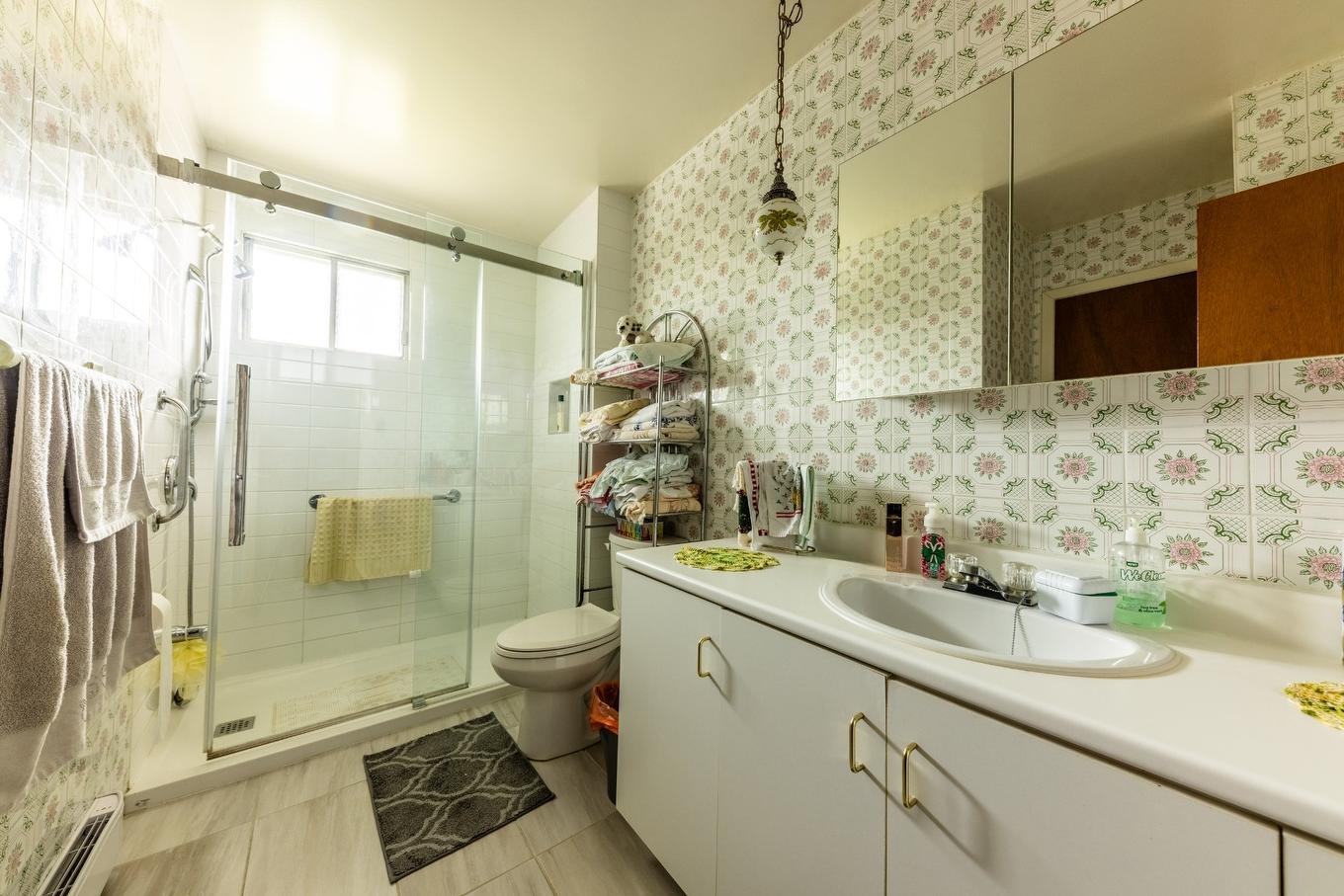 Salle de bains attenante à la CCP - 6316 Rue Larrieu, Montréal (Saint-Léonard), QC - Indoor Photo Showing Bathroom