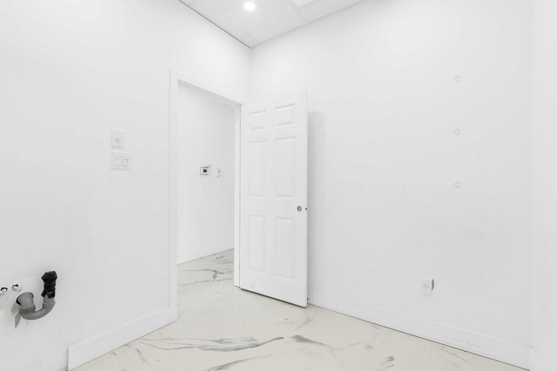 Commerce - 2-B-30 Rue Émile-Despins, Charlemagne, QC - Indoor Photo Showing Other Room