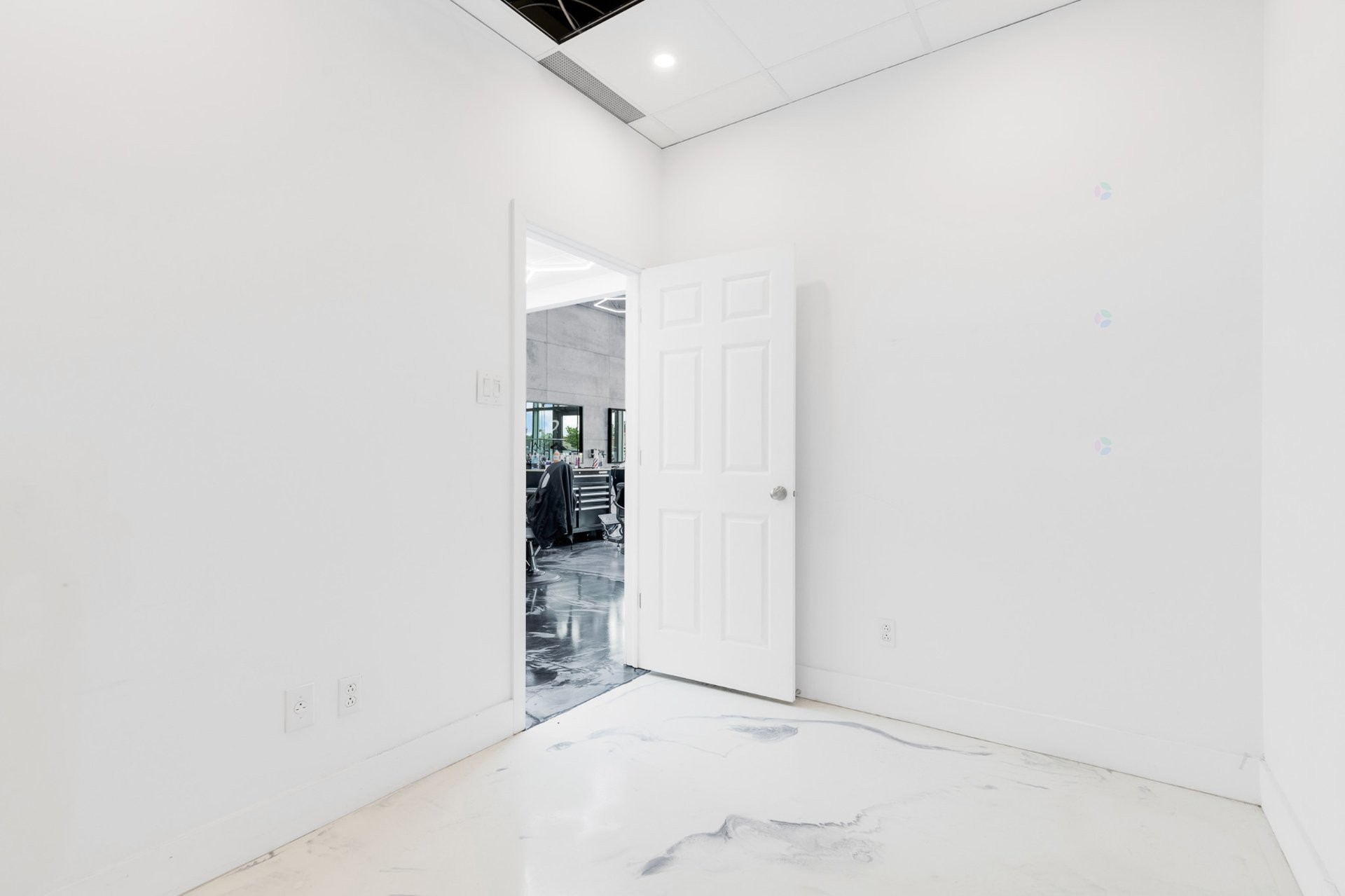 Commerce - 1-B-30 Rue Émile-Despins, Charlemagne, QC - Indoor Photo Showing Other Room