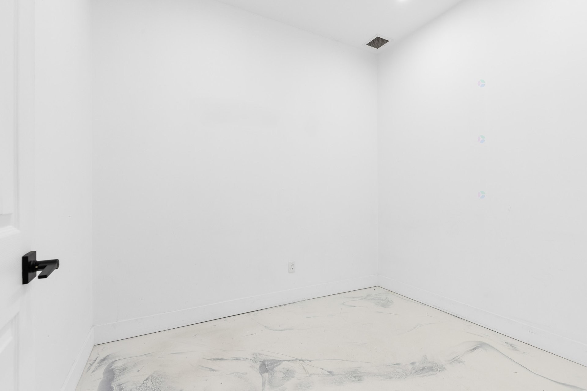 Commerce - 1-B-30 Rue Émile-Despins, Charlemagne, QC - Indoor Photo Showing Other Room