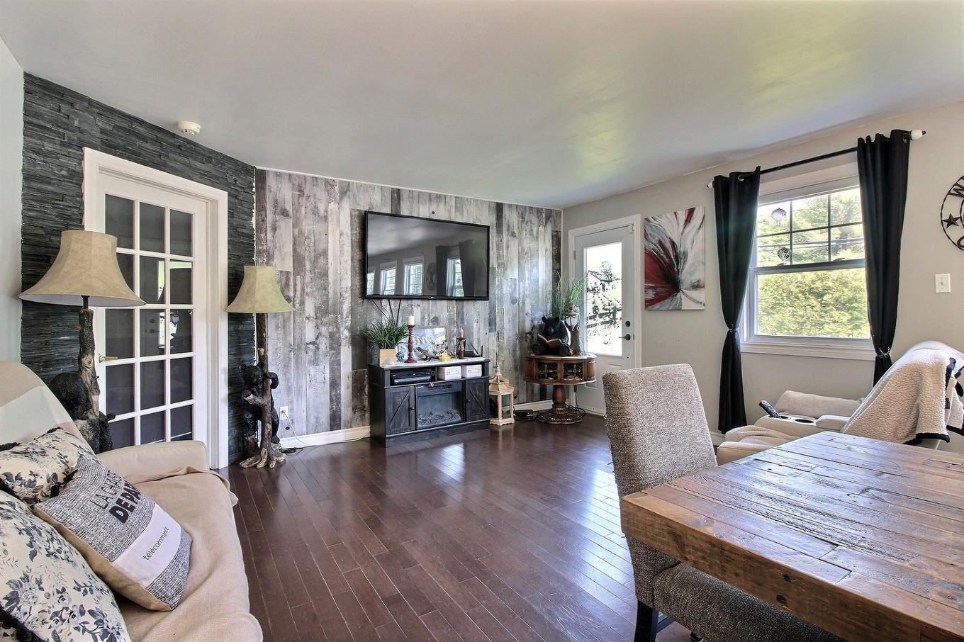 Salon - 1725 Route Du Nord, Brownsburg-Chatham, QC - Indoor