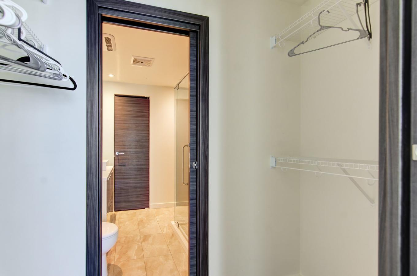 Penderie (Walk-in) - 2507-1450 Boul. René-Lévesque O., Montréal (Ville-Marie), QC - Indoor