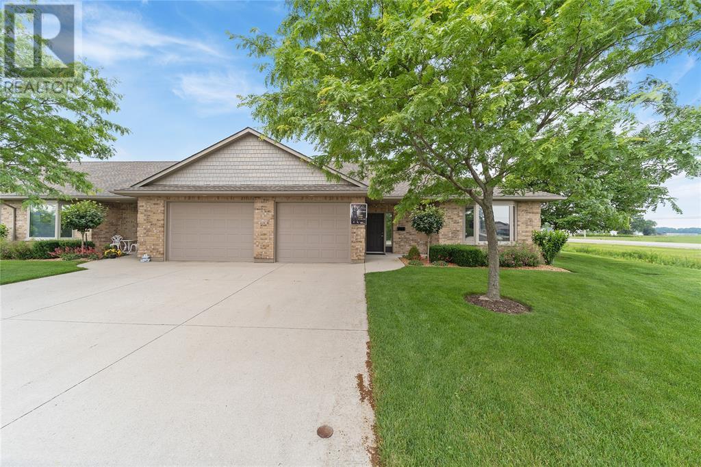 5969 Townsend Line Unit# 1, Lambton Shores, ON - Outdoor With Facade