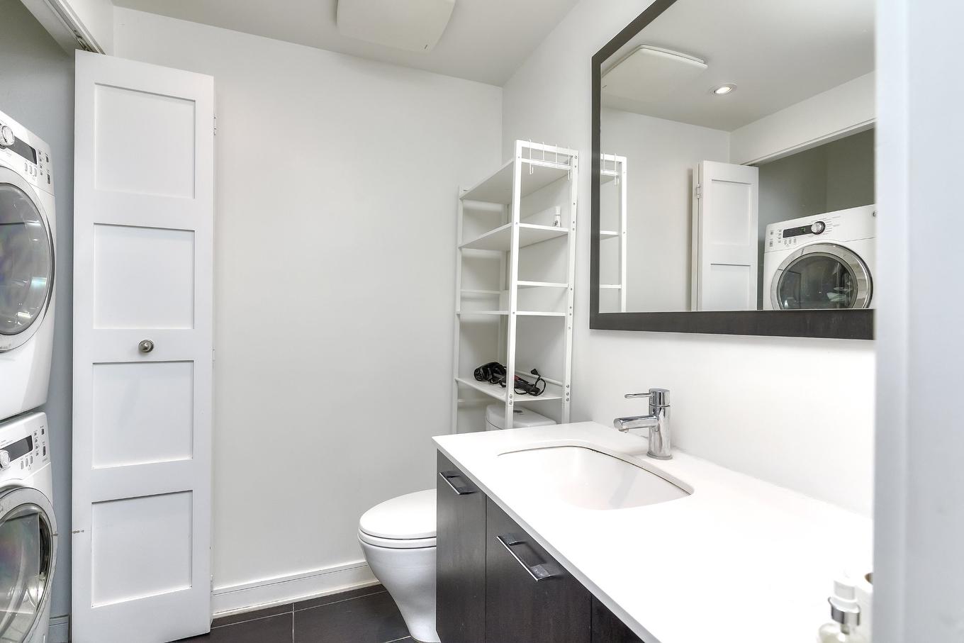 Bathroom - 909-299 Rue De La Rotonde, Montréal (Verdun/Île-Des-Soeurs), QC - Indoor Photo Showing Laundry Room