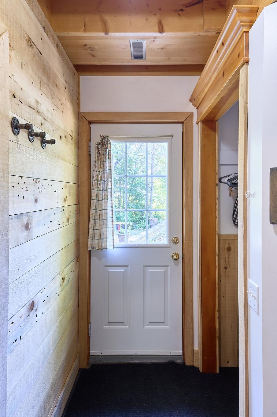 Hall d'entrée/Vestibule - 734 Ch. Du Lac-Sylvère, Saint-Donat, QC - Indoor Photo Showing Other Room