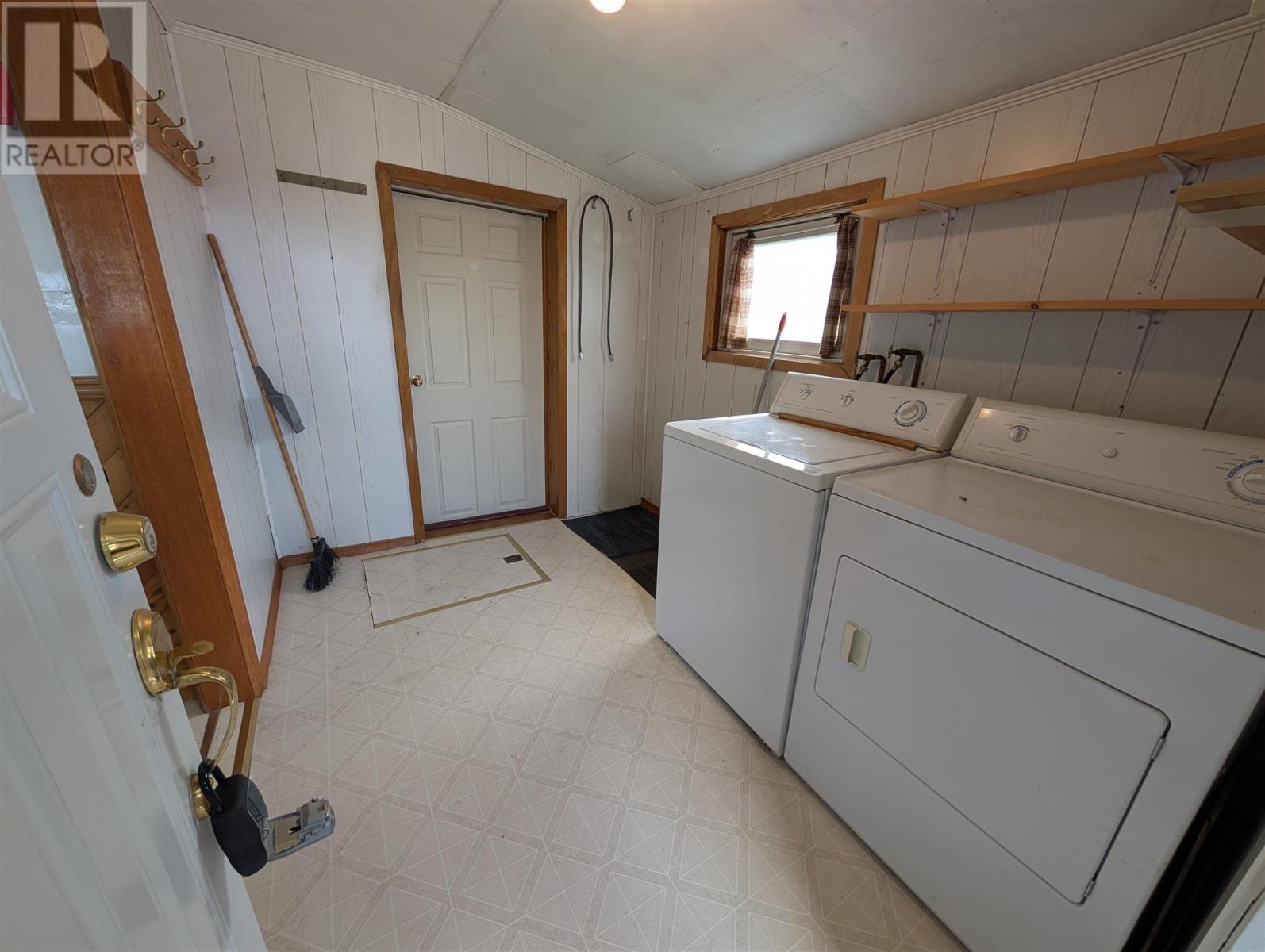 61 Third Ave, Wawa, ON - Indoor Photo Showing Laundry Room