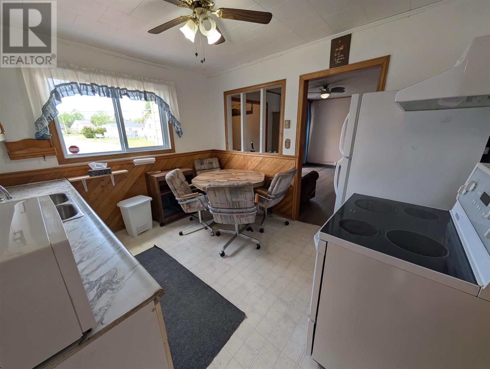 61 Third Ave, Wawa, ON - Indoor