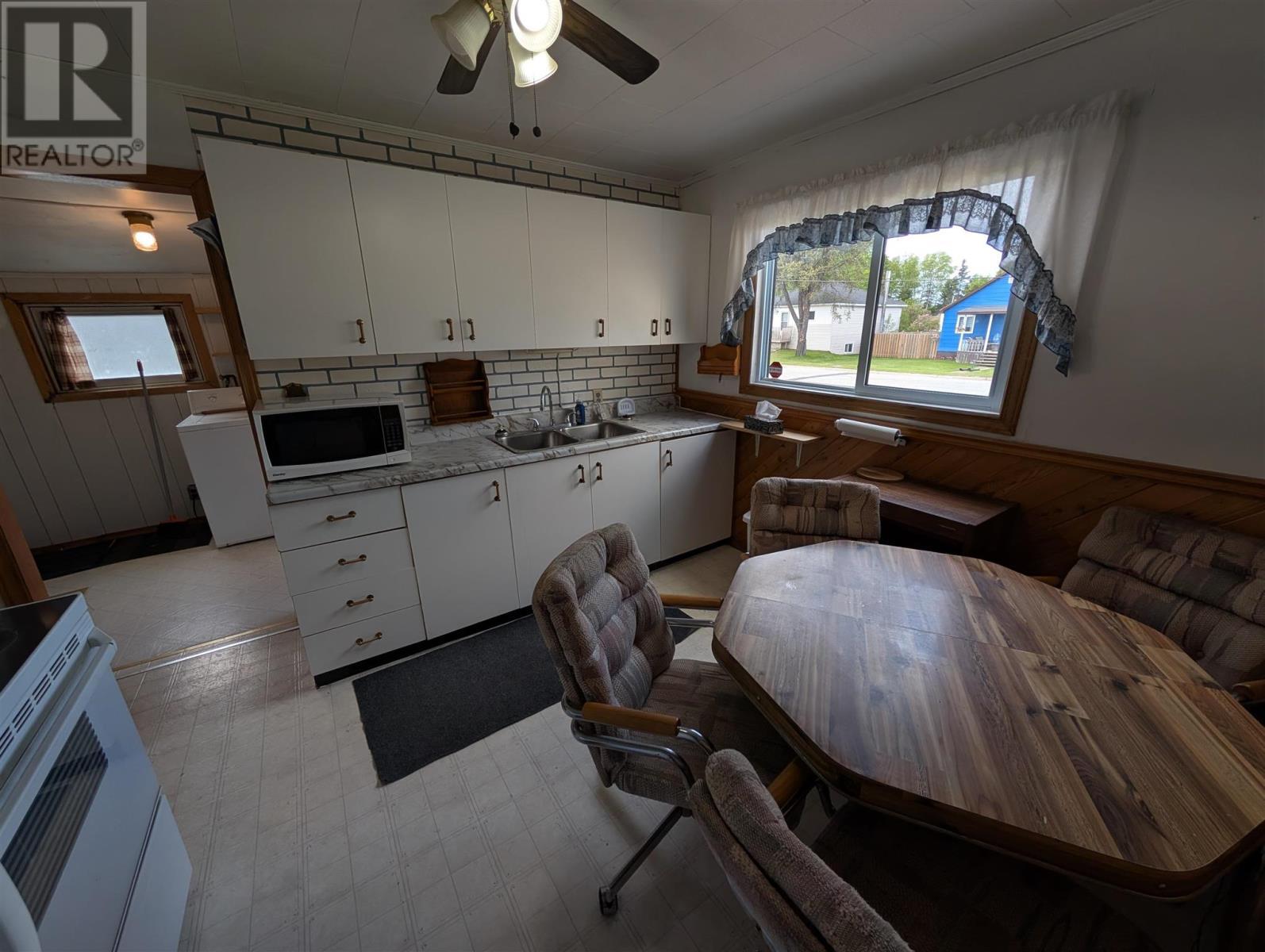 61 Third Ave, Wawa, ON - Indoor Photo Showing Other Room