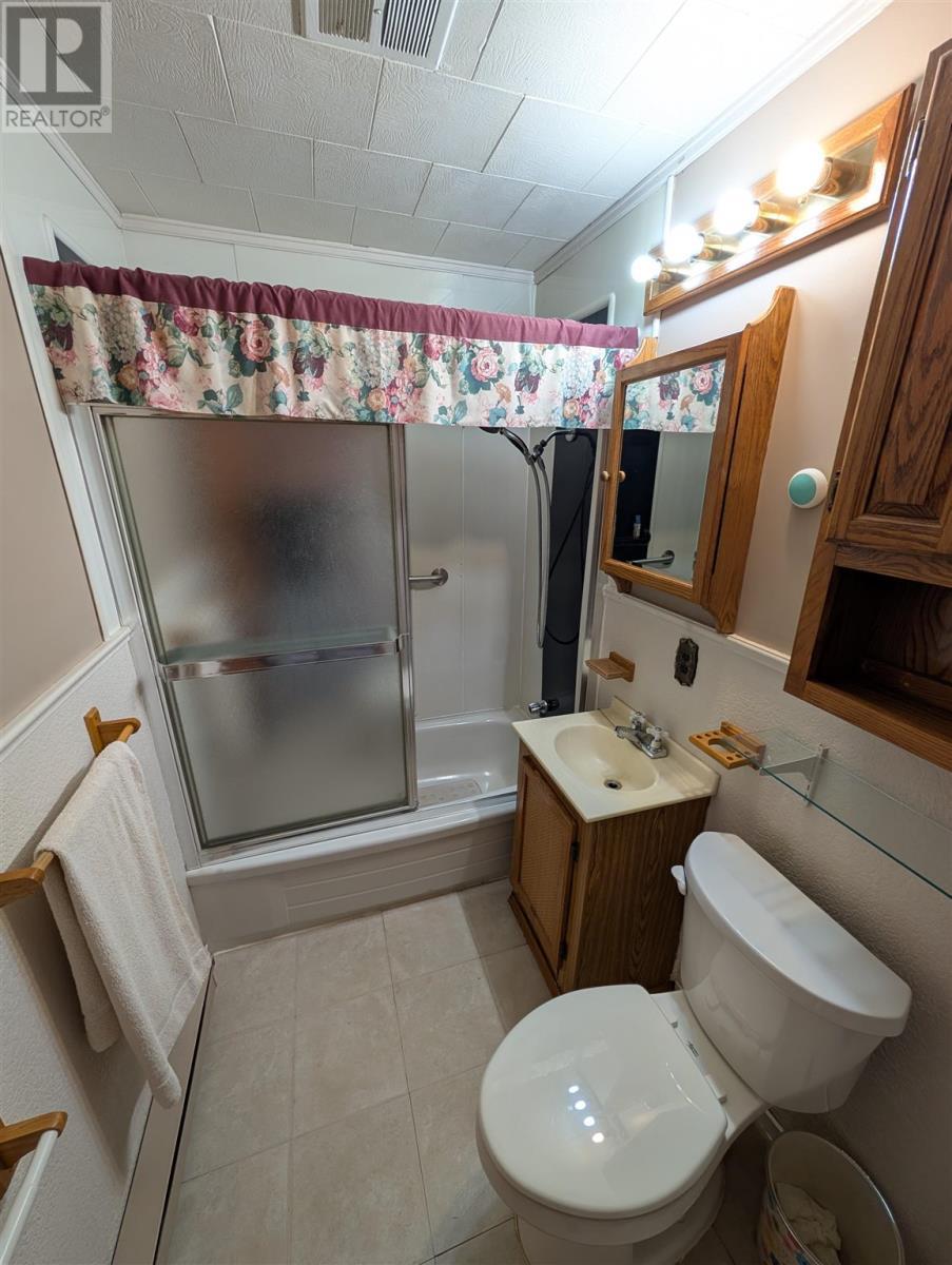 61 Third Ave, Wawa, ON - Indoor Photo Showing Bathroom